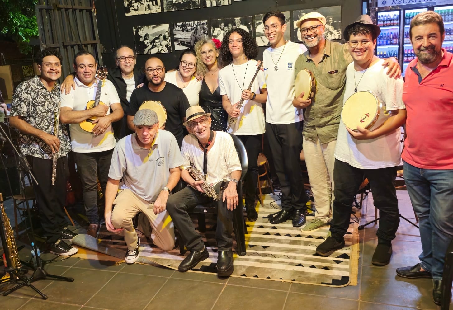 Foto com todos do Clube do Choro